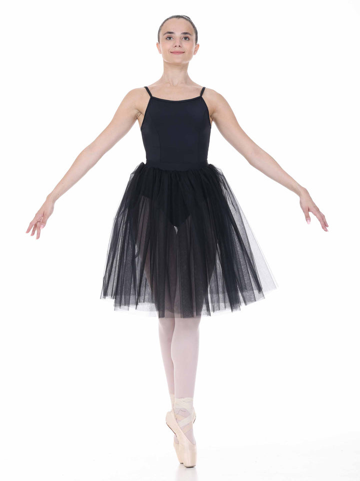 Vue de face d’une ballerine en tutu romantique noir – tenue raffinée pour la scène et les cours.